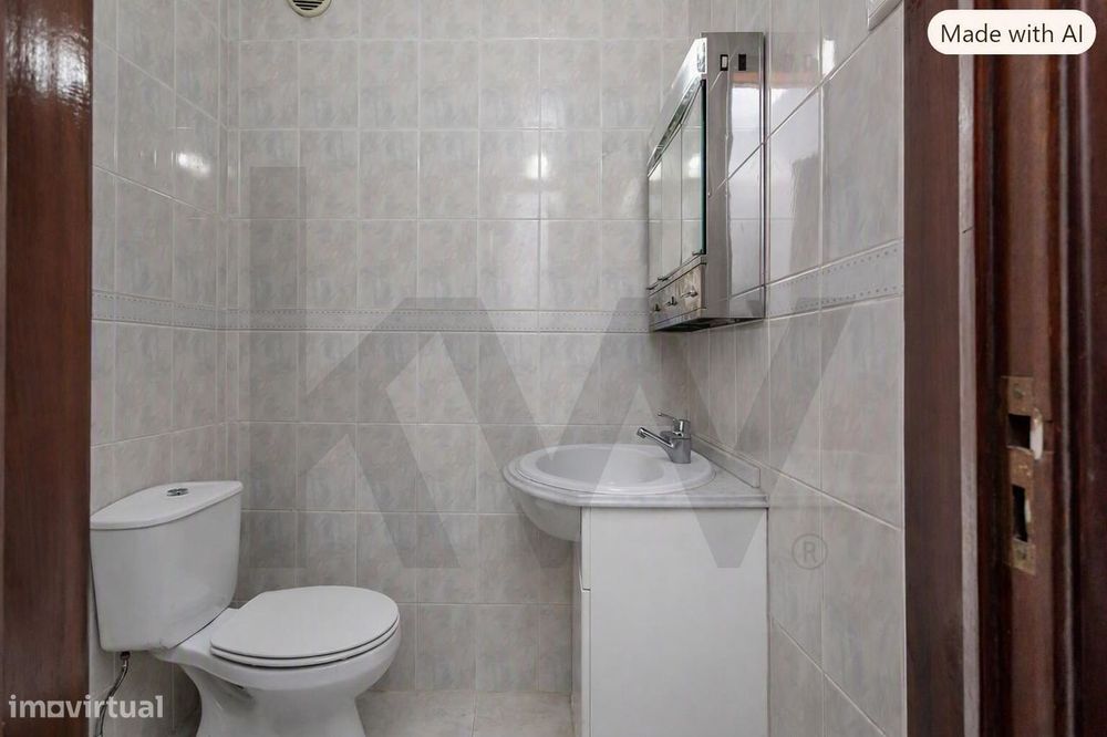 Apartamento T4 transformado em T3 na Amora