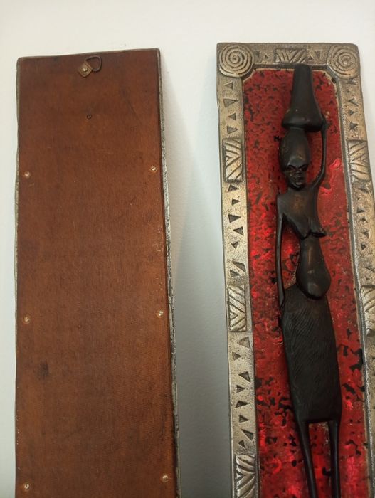 Conjunto de paineis de parede / Quadros tradicionais em metal  trabalhado com estatueta tribal africana esculpida em madeira 54 cm x 15 cm
