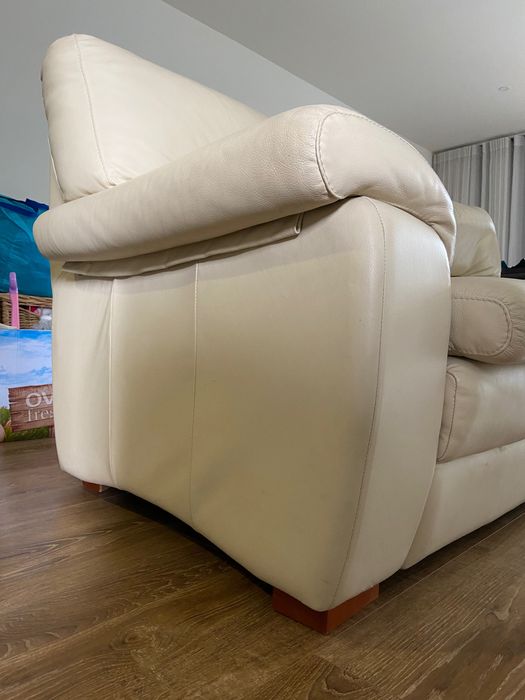 2 sofás imitação de pele bege