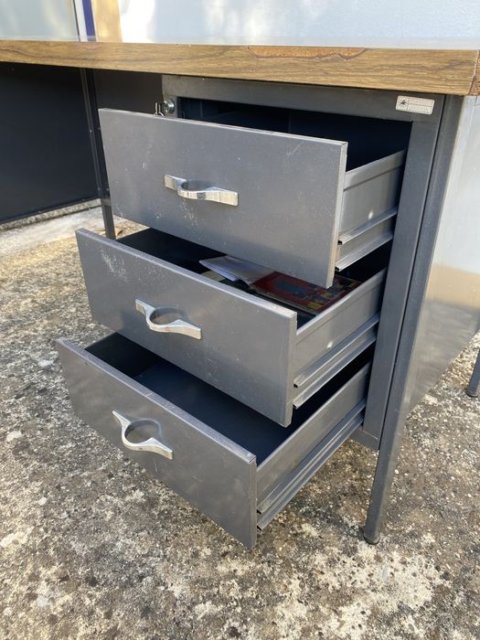 Secretaria com gavetas