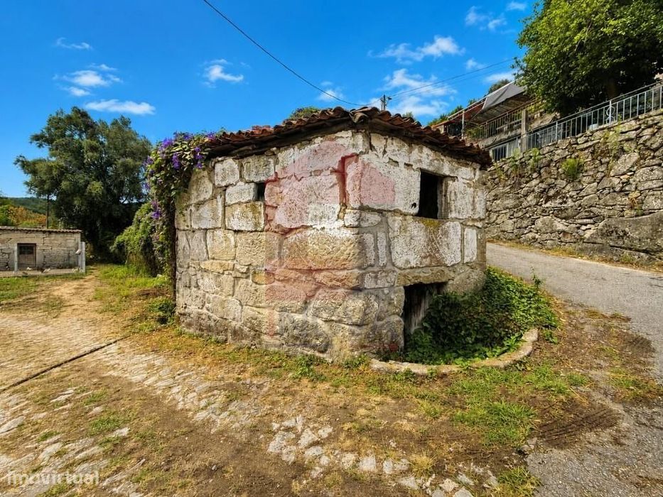 Moradia para restauro, Oriz Santa Marinha