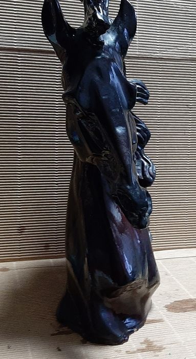 Busto de cavalo castanho grande