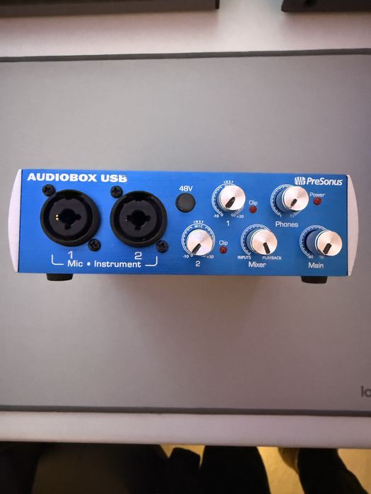 Vários pedais de guitarra e de voz