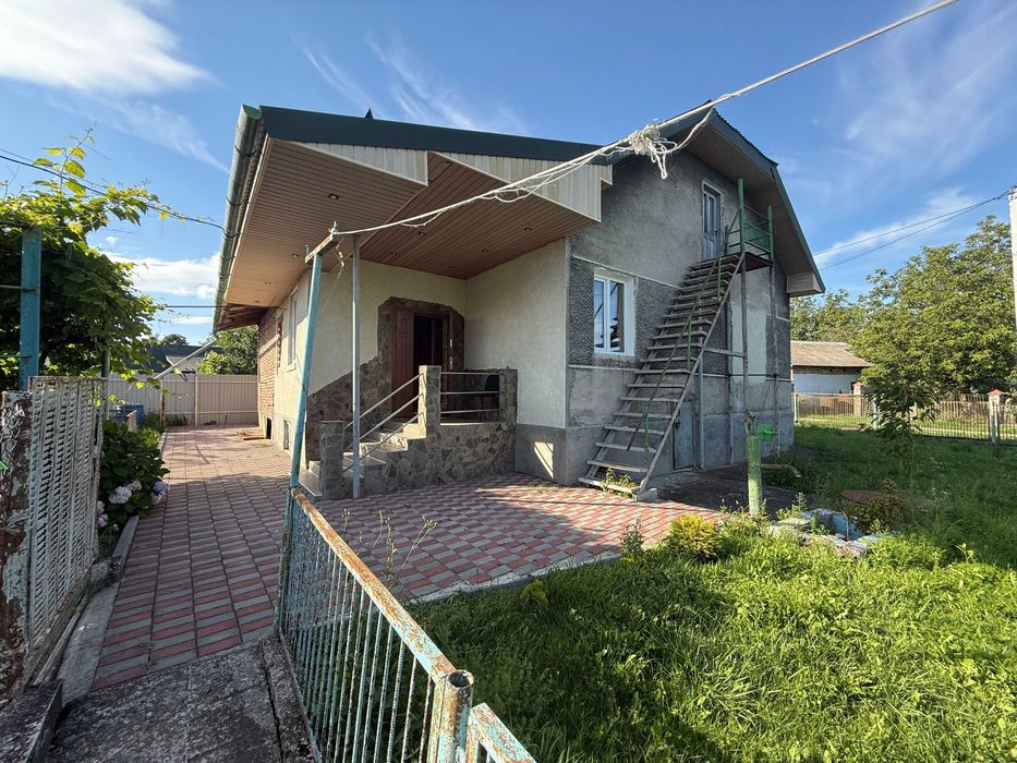 Продається власний цегляний будинок  в с.Луг  Львівської області.