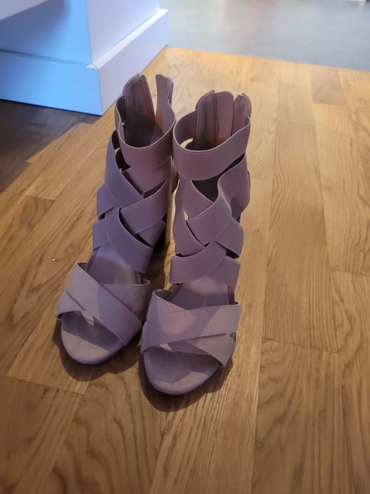 Buty beżowe wiązane