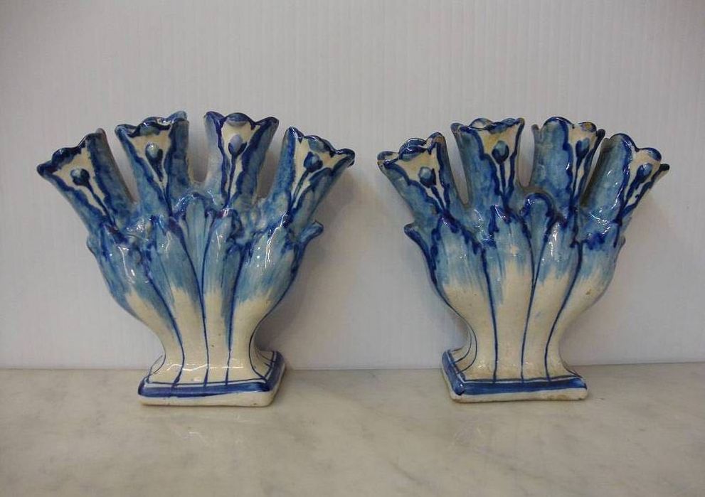 Par de jarras em vidro opalino pintado