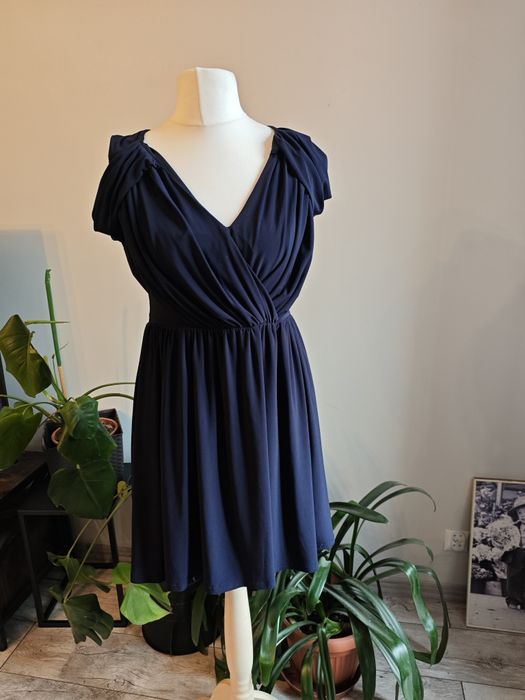 Sukienka ASOS Wedding Drape Cold Shoulder midi kopertowa ciemnoniebies