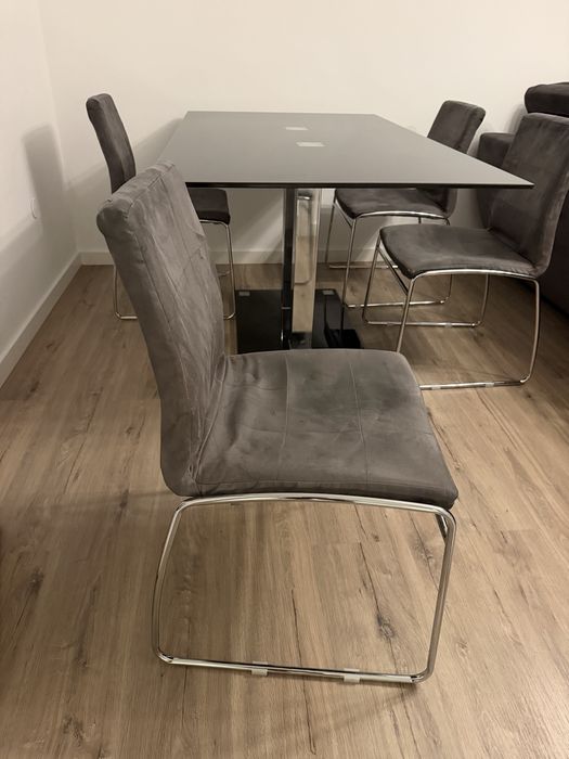 Mesa de jantar com cadeiras