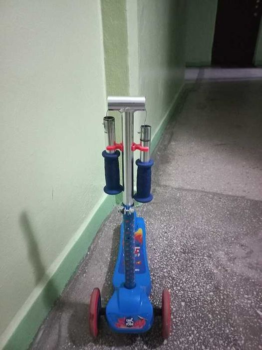 Hulajnoga trzykołowa