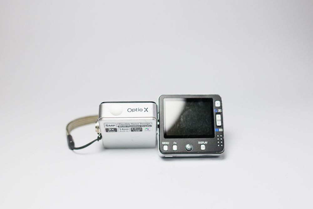 Pentax Optio X – Cyfrowy Kompakt z Obrotowym Body