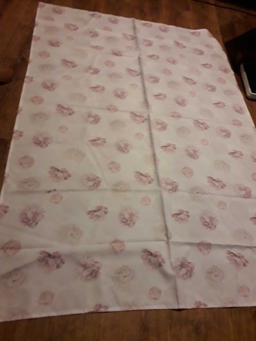 obrus z motywem róż