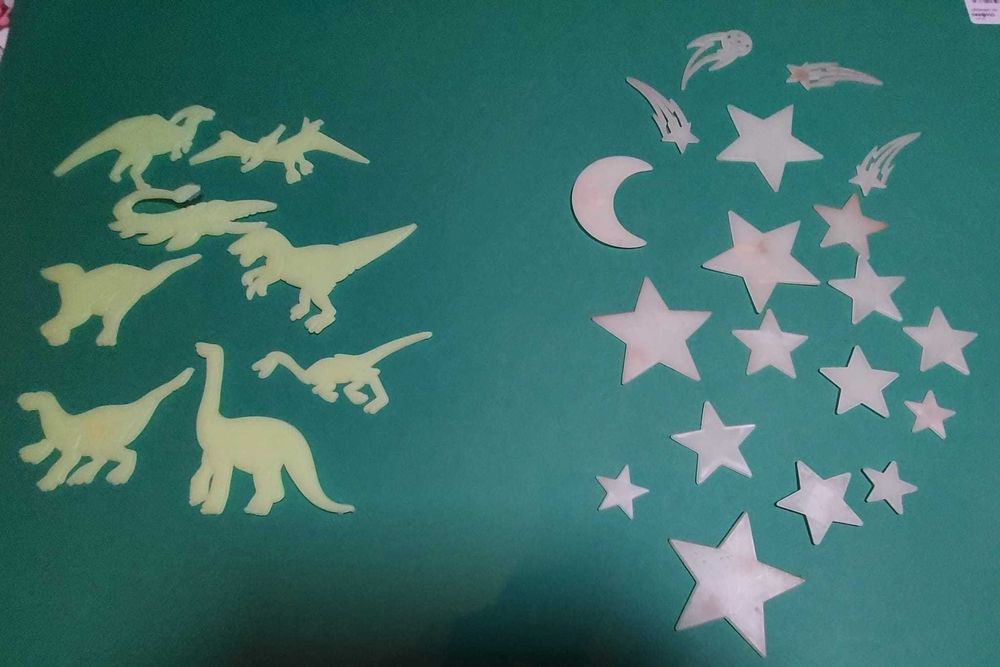 Dinossauros , estrelas e cometas que brilham no escuro