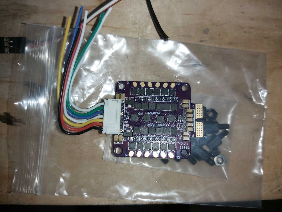 Zbiór regulatorów ESC i BEC jak na zdjęciu.