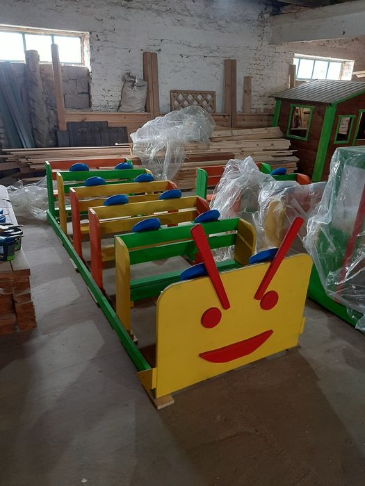 Пісочниця, машинка, дитячий будиночок, ігровий майданчик.