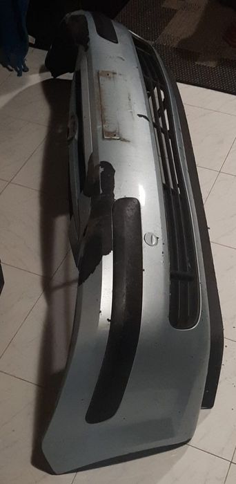 Parachoque dianteiro Hyundai Getz com grelhas, símbolo, frisos e lip