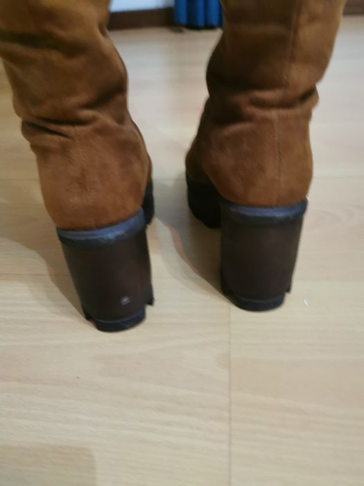 Botas de camurça, até ao joelho.