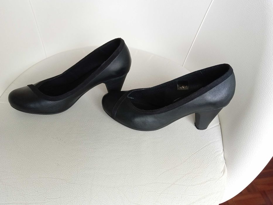 Sapatos pretos da Bata em pele Tam. 37