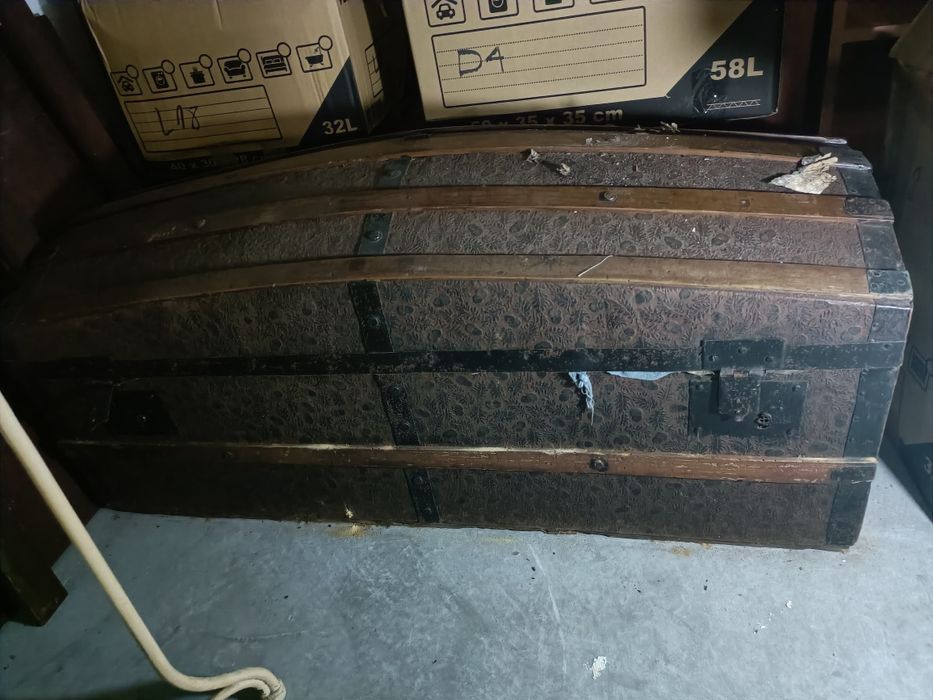 Arca antiga com ferragens