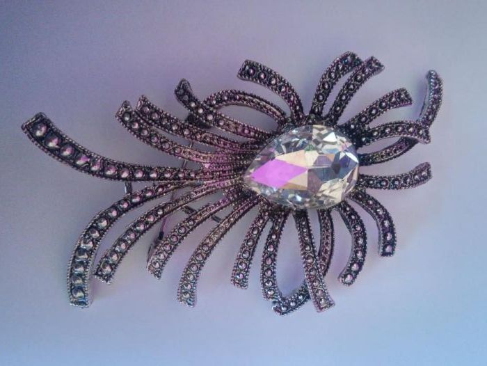 BROSZKA z kryształkiem, w kol. postarzanego srebra NOWA