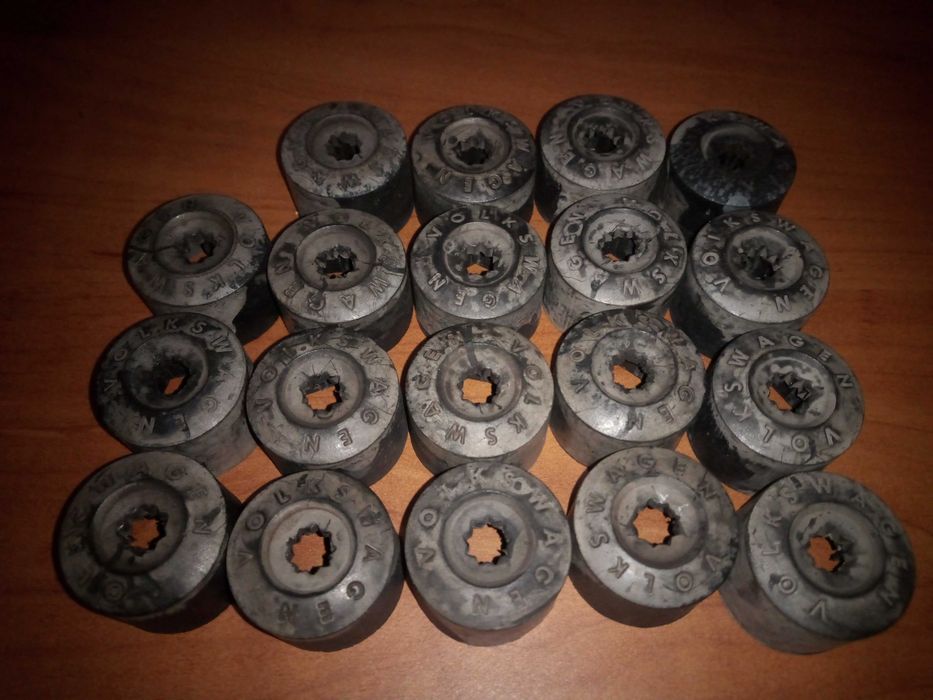 nakładki na śruby felg 17 mm pasują do VW Kapsle zaślepki czarne.
