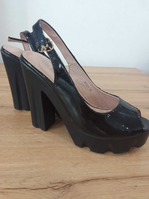 Босоніжки в ідеальному стані