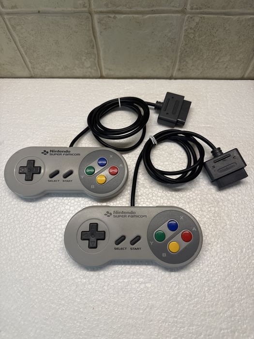 Dwa kontrolery pady do Nintendo Super Famicom / Super Nintendo SNES