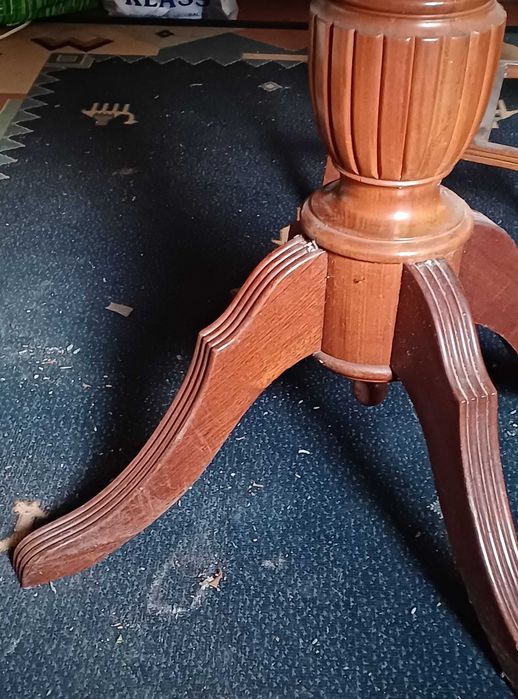 Mesa redonda, abre para oval com quatro cadeiras