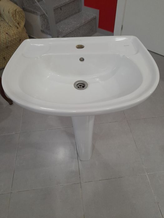 Dois lavatório brancos