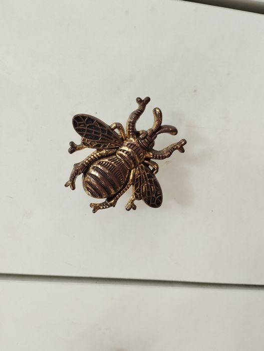 Cómoda branca com detalhes metálicos, móvel, estante, gavetão, gavetas