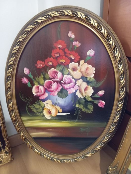 Quadros, chapeleira, candeeiro.