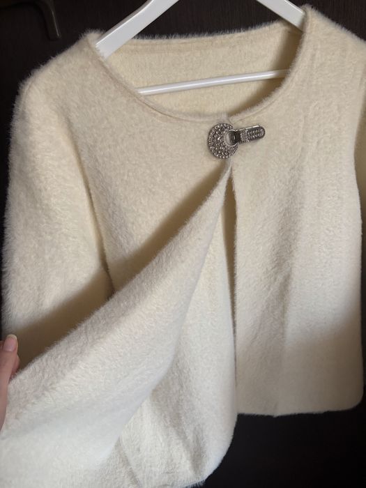 Біла кофта-накидка