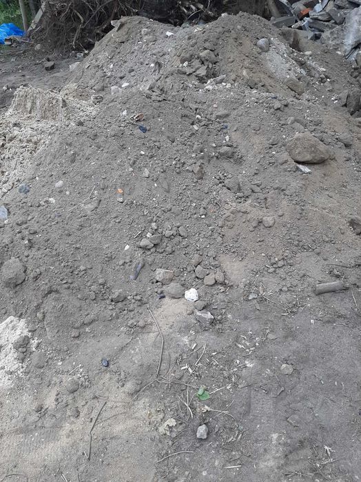 Gruz _ piasek i cegła z betonem