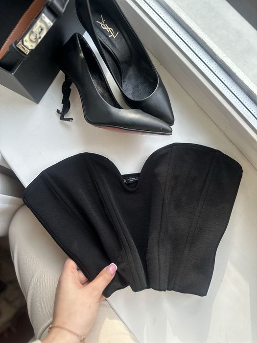 Одяг(сукня,кросівки,спідниця)