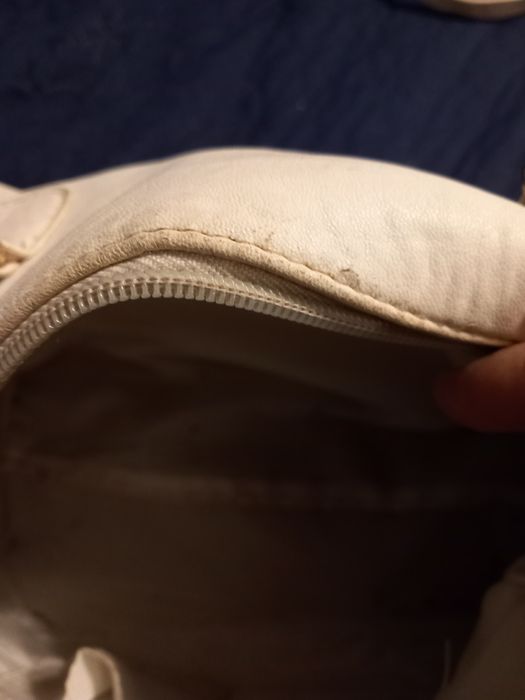 Biała torebka stan zadowalajacy do ręki