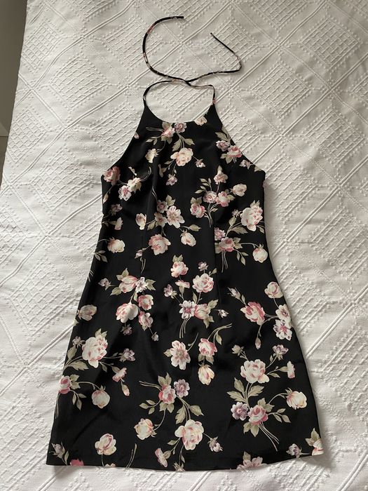 Czarna krótka sukienka w białe i różowe kwiaty clover 36/ 38