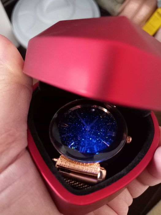 Relógio com caixa coração vermelha - em funcionamento.