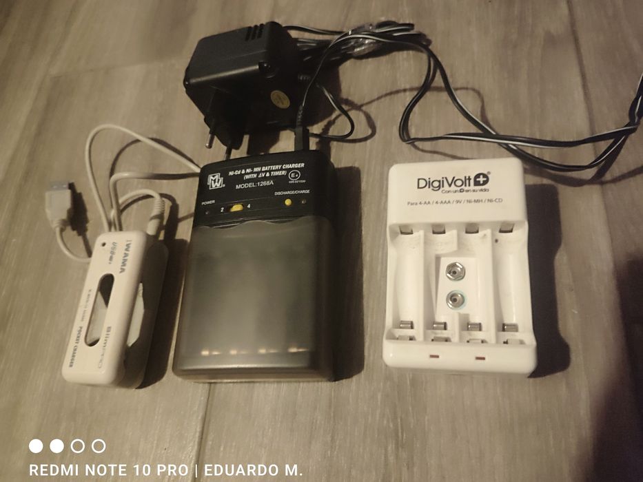 Carregadores de pilhas AA e AAA