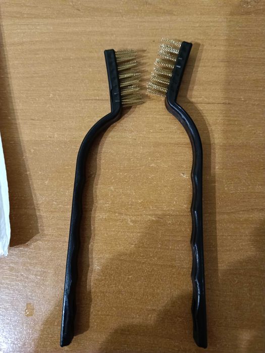 Щітка по, для  металу з дрібною латунною ворсою для м'якого очищення