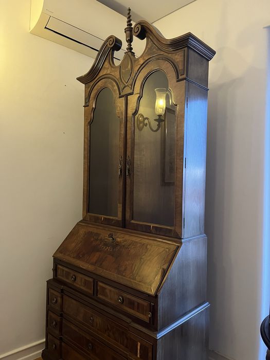 Vitrine-secretaria de madeira