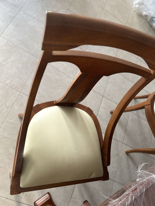 Móveis de sala com mesa e cadeiras