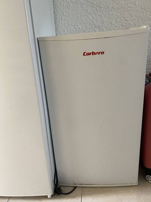 Frigobar semi novo tudo completo