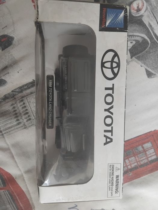Carrinho de coleção Toyota Land Cruiser 1998