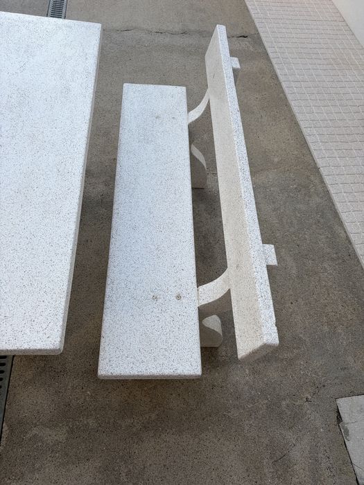 Mesa de pedra com bancos