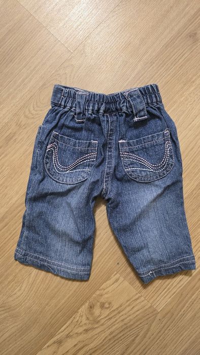 Różow bluza z kapturem i jeansowe spodenki