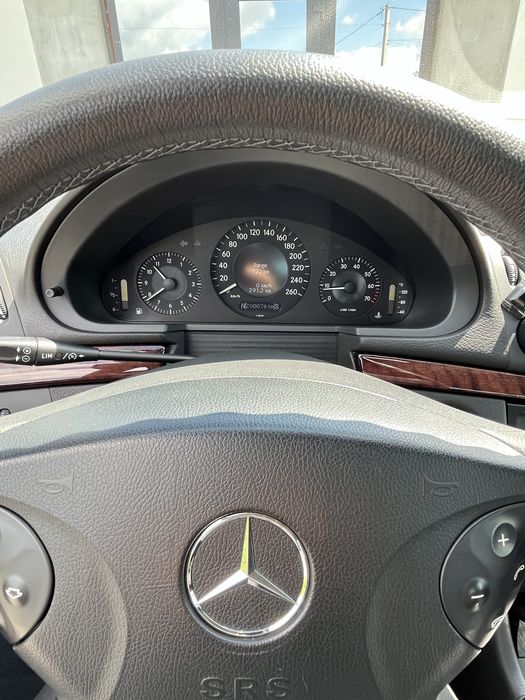 Mercedes-Benz e211
