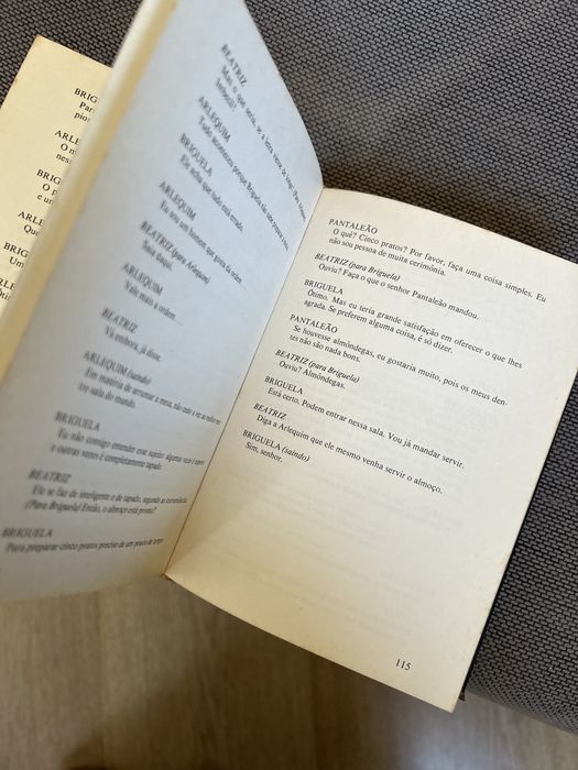 Livro Arlequim Servidor de Dois Amos de Carlo Goldoni