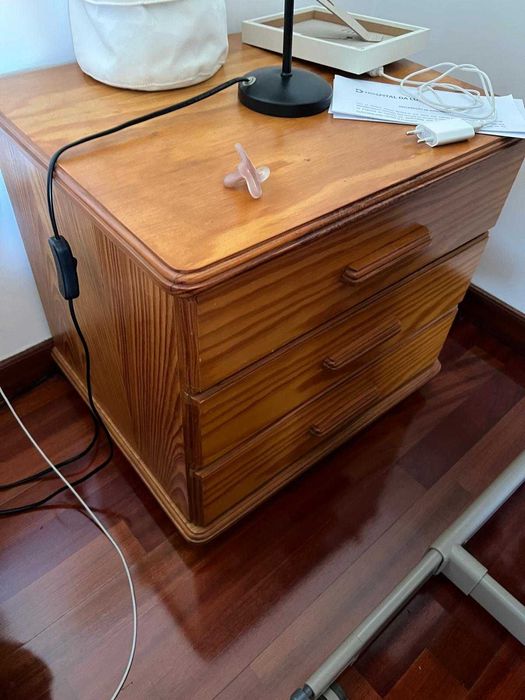 (DESCIDA DE PREÇO) Conjunto de quarto em madeira – cama de casal + 2 mesas de cabeceira + arrumação