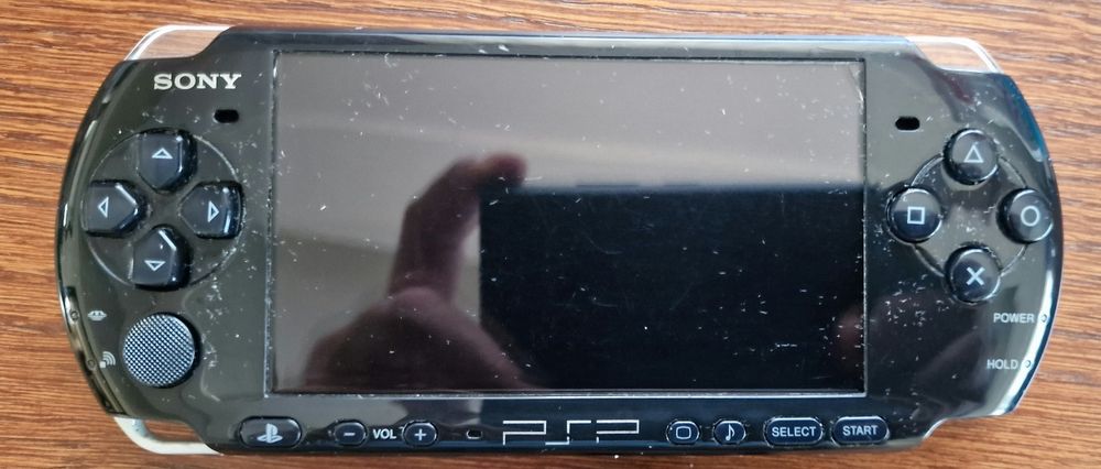 PSP 3004 + ładowarka, etui