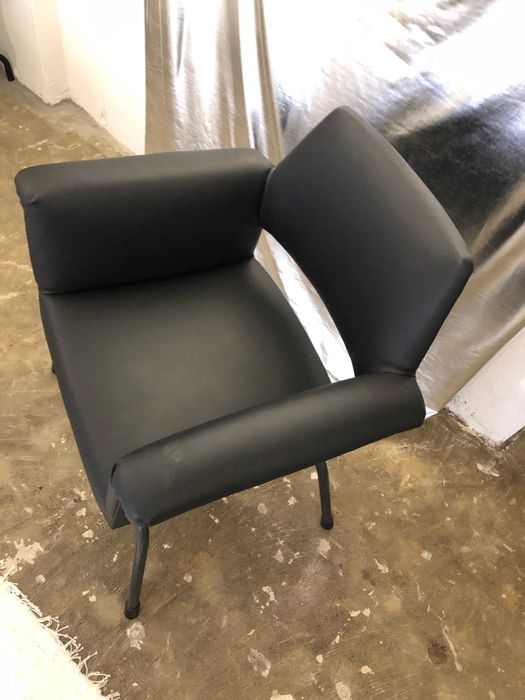 Cadeirão em napa preta, design anos 70