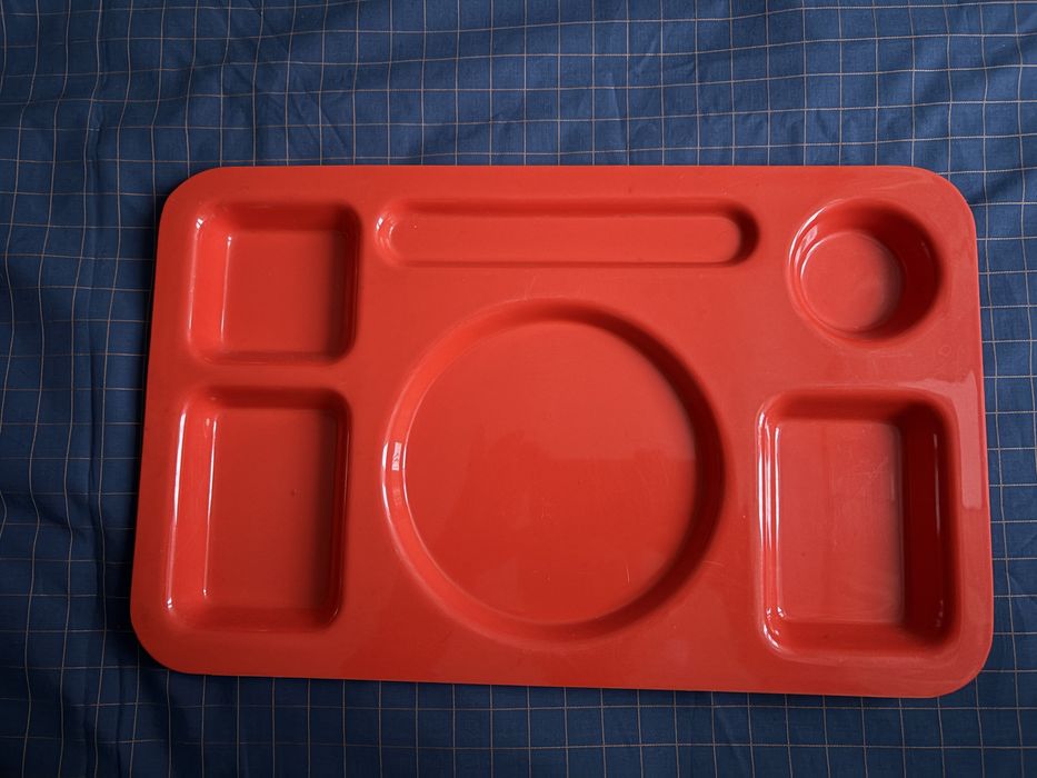 Czerwona taca Guzzini - projekt Luigi Massoni